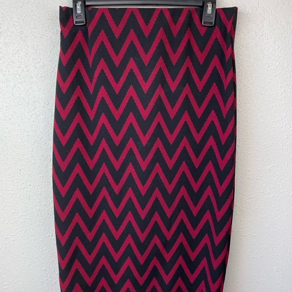 EUC Vitta Luna Womens Black and Red Chevron Pattern Midi Skirt Size M